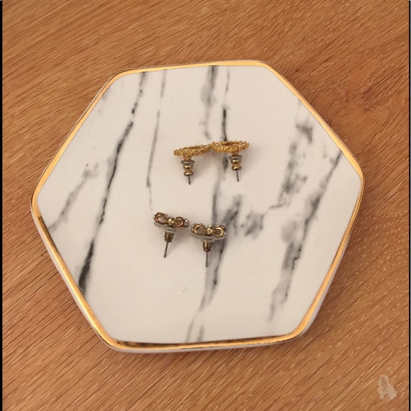 Bundle of earrings from Buckle - Picture 2 of 11